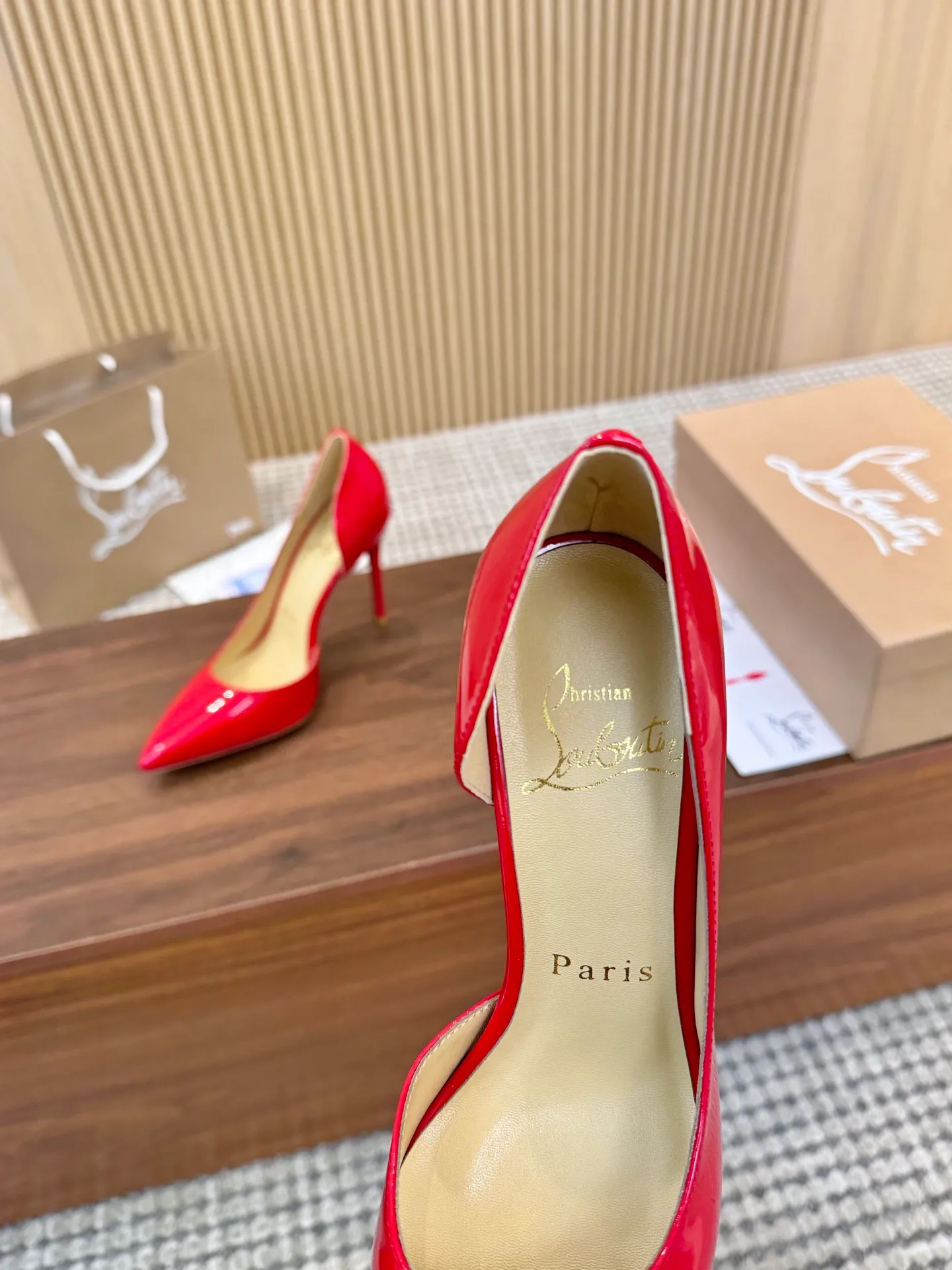 💕💕Factory direct selling price p440💕💕 Genuine leather sole +40 shipped all year round💝Christian Louboutin CL👠 "Imported cow patent leather💎Side hollow series" noble and luxurious, real blingbling👟👟 real materials, all customized by the pattern maker, and the materials are made of original customized materials to achieve the taste of the original 5 color options💍 Upper: Imported 👉cow patent leather💪 Lining: Sheepskin foot pad/lining Size: 34-40.41.42 Heel height: two options: 10.5cm and 8.5cm